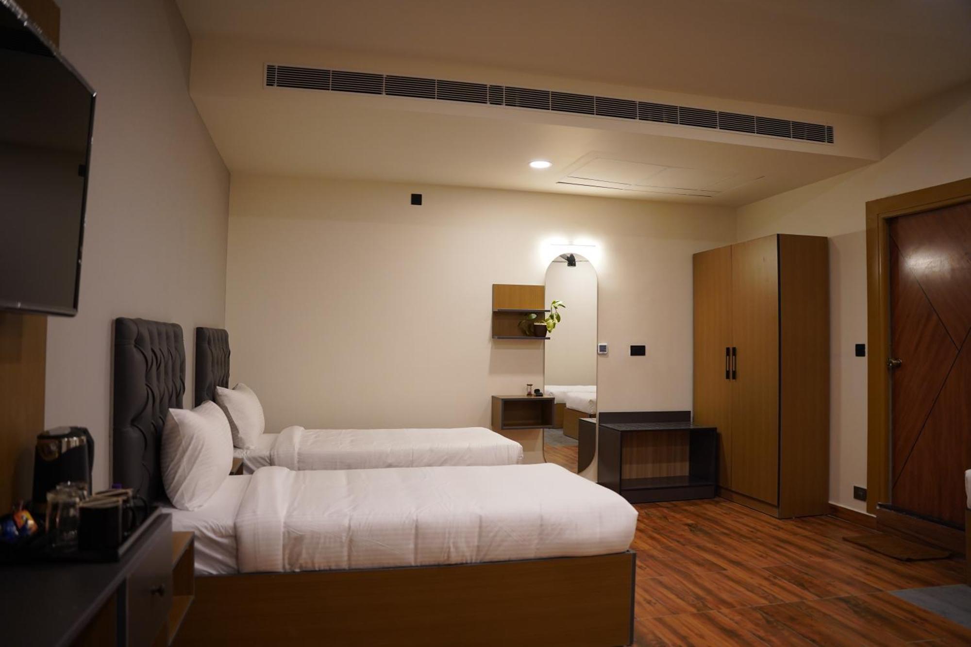 The Continental Inn & Suites Mysore Exterior foto